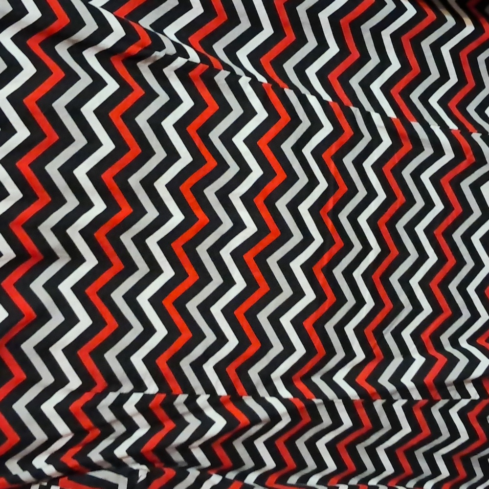 Zigzag Patterned Blouse with Black Collar - image 4